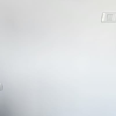 שקע חשמל כפול ומתגים על קיר לבן