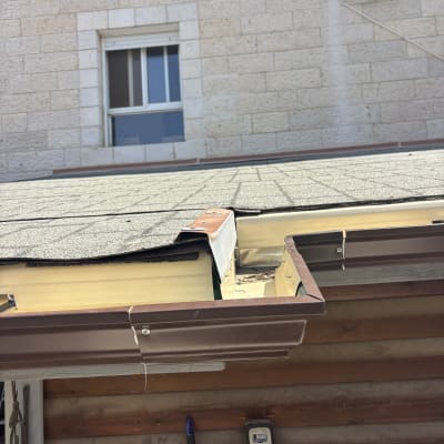 גג עם רעפים ותעלת ניקוז