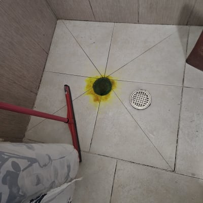 ניקוז עם סימני דליפה בצבע צהוב