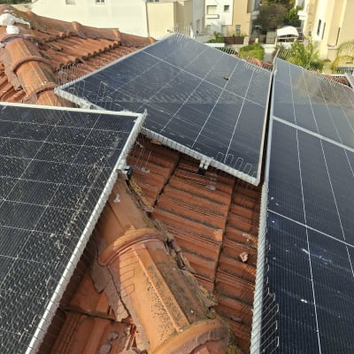 מערכת סולארית על גג עם הגנה מפני יונים