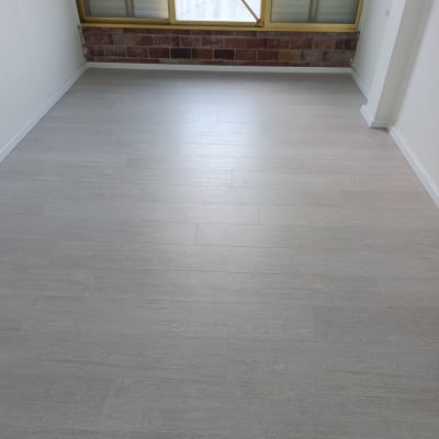 רצפת פרקט בחדר עם חלון גדול