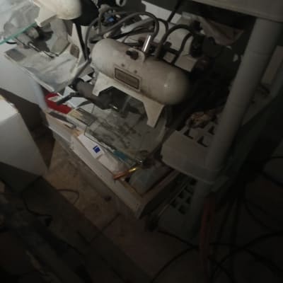 מכונות וכלים על מדף, לא מציג עבודה בתחום