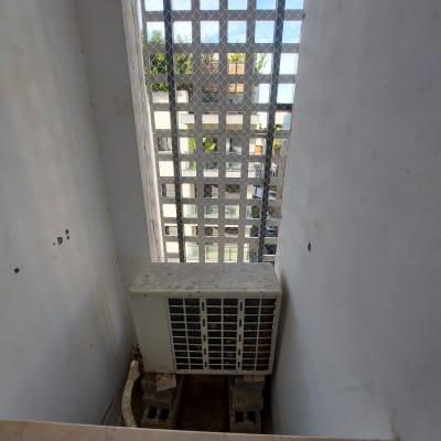 רשת מתכת מותקנת למניעת כניסת יונים