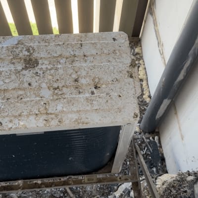 יחידת מזגן חיצונית מלוכלכת עם אבק ולכלוך