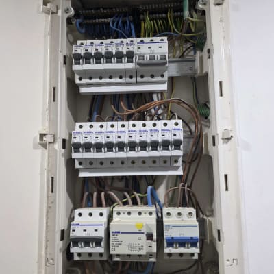 לוח חשמל עם חוטים ומפסקים