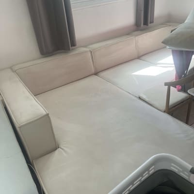 ספה נקייה ליד חלון עם וילונות כהים