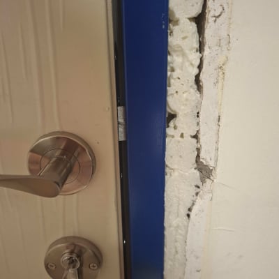 מנעול ודלת עם קצף בידוד