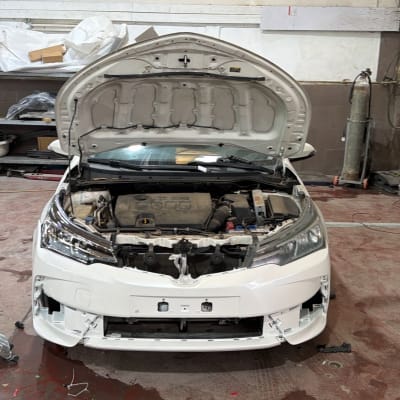 רכב עם מכסה מנוע פתוח במוסך