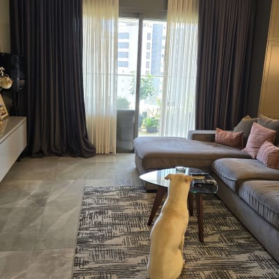 וילונות כהים ובהירים תלויים על חלון גדול