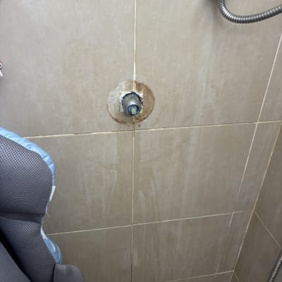 קיר אמבטיה עם חור לצנרת