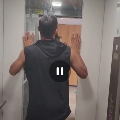 אדם עומד מול דלת זכוכית במעלית