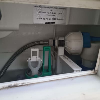 חלקים פנימיים של מיכל הדחה עם צינור מתכת