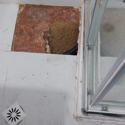 תיקון רצפה עם חור ואריחים שבורים