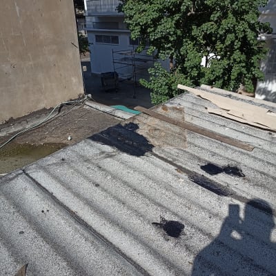 גג עם תיקוני זפת לאיטום נזילות