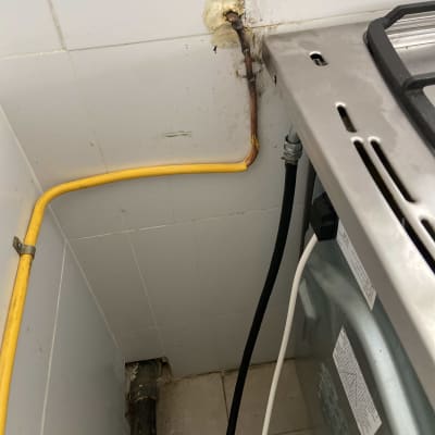 צינור גז מחובר למכשיר במטבח