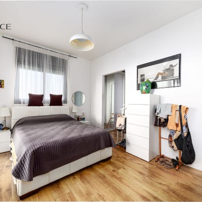 חדר שינה עם מיטה, שידה ותמונה על הקיר