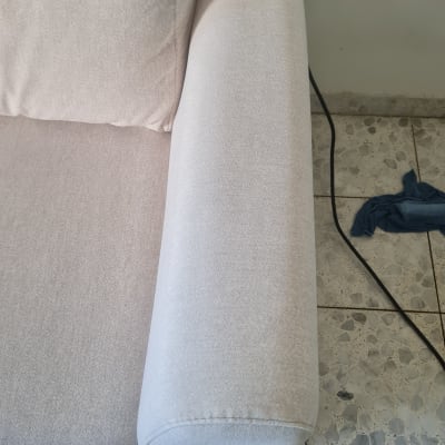 ספה נקייה על רצפת אריחים עם מטלית