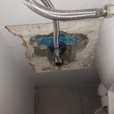 צינור מתכת גמיש מחובר לקיר חשוף