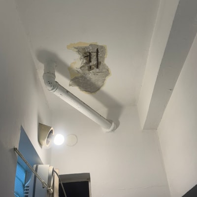 צינור בתקרה