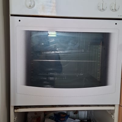 תנור ומיקרוגל מותקנים במטבח עם ארון פתוח