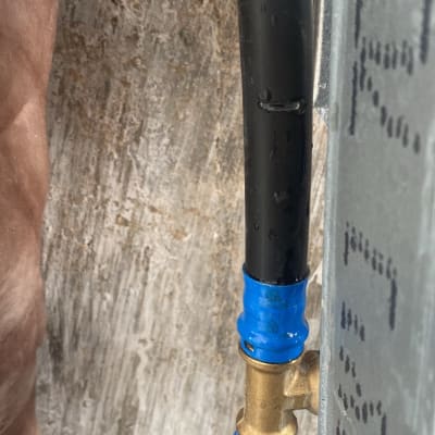 צינור שחור עם מחבר פליז וכיסוי כחול