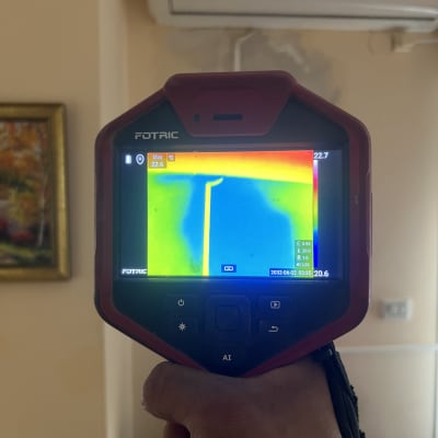 מד חום תרמי מציג תמונה צבעונית של קיר