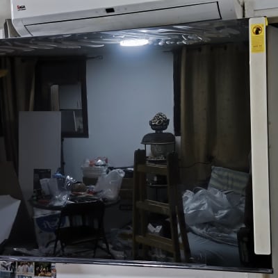 סולם עץ ליד שולחן עם כלים וחפצים