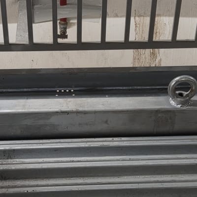 מבנה מתכת עם טבעות חיבור על רקע קיר