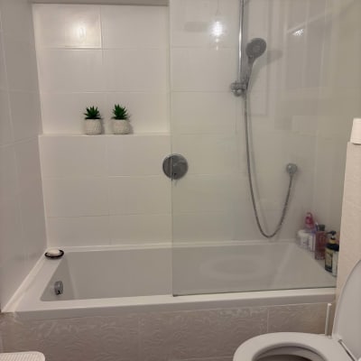 חדר אמבטיה עם מקלחון, אמבטיה ושירותים