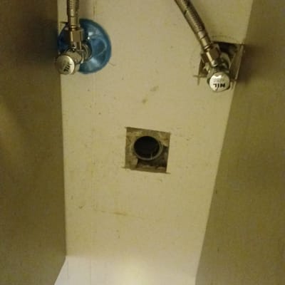 התקנת ברזי ניל וחיבורי מים וניקוז מתחת לכיור