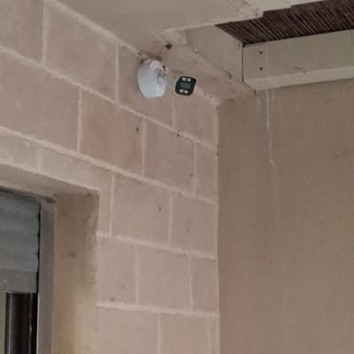 מצלמת אבטחה מותקנת על קיר חיצוני