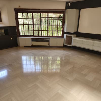 רצפה מבריקה ונקייה בחדר ריק עם חלון גדול