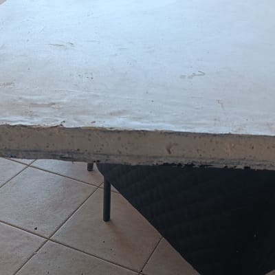 שולחן עבודה עם משטח עץ על רגלי מתכת