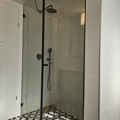 מקלחת עם דלת זכוכית וברז שחור