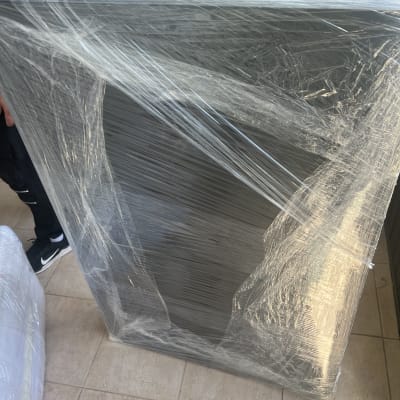 רהיט עטוף בניילון מוכן להובלה על רצפה