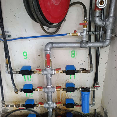 מערכת צינורות ומד מים עם שסתומים וברזים