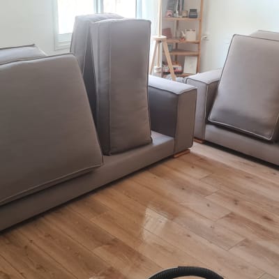 ספות עם כריות מונחות על רצפת עץ בחדר מואר