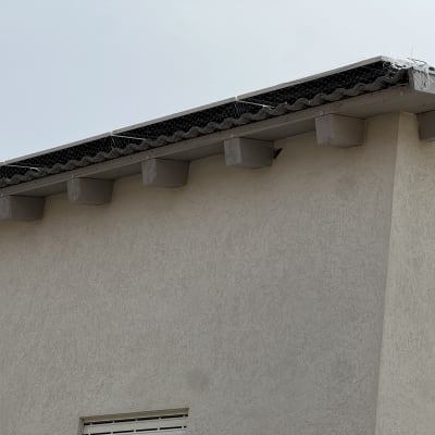 רשת מונעת כניסת יונים על גג רעפים