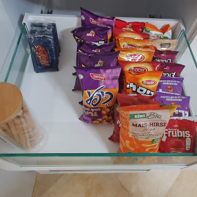 מגירת חטיפים מאורגנת עם שקיות חטיפים וצנצנת עוגיות