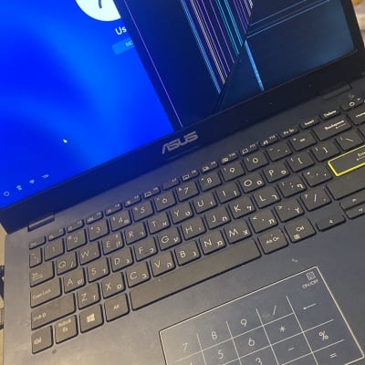 מסך מחשב נייד שבור עם קווים צבעוניים