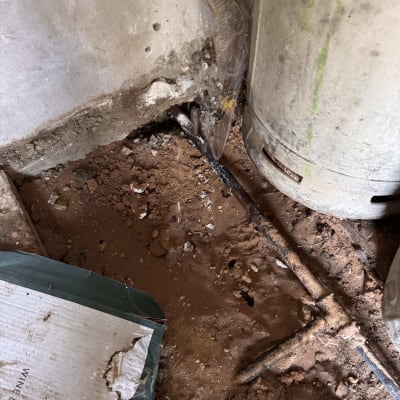 צינור מים דולף ליד דוד חימום