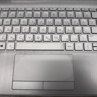 מקלדת מחשב נייד עם מקשים באנגלית ועברית