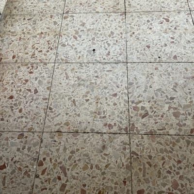 רצפת אריחים עם כתמים קלים
