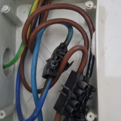 חוטי חשמל בתוך קופסת חיבורים