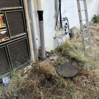 צינור ביוב, סולם, דליפה, מכסה ביוב, דשא רטוב