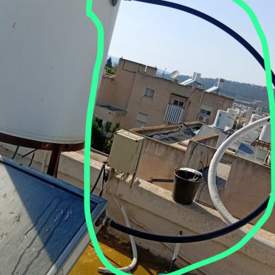 דוד שמש על גג עם צינורות וחיבורים