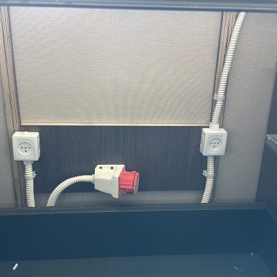 שקעי חשמל ותשתית בתוך ארון עץ