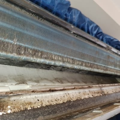 יחידת מיזוג אוויר מלוכלכת עם לכלוך ואבק