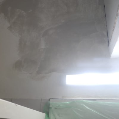 תקרה צבועה חלקית עם כיסוי פלסטיק ירוק