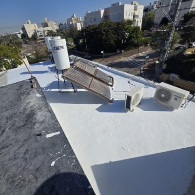 גג עם איטום לבן ודוד שמש